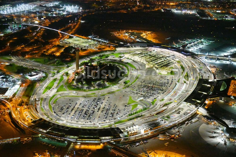 Newark bei Nacht von oben - Nachtluftbild Abfertigungs- Gebäude und Terminals auf dem Gelände des Flughafen in Newark in New Jersey, USA