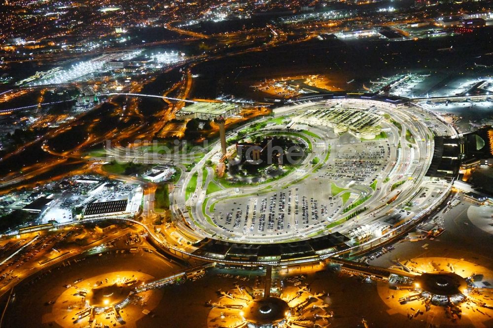 Newark bei Nacht aus der Vogelperspektive: Nachtluftbild Abfertigungs- Gebäude und Terminals auf dem Gelände des Flughafen in Newark in New Jersey, USA