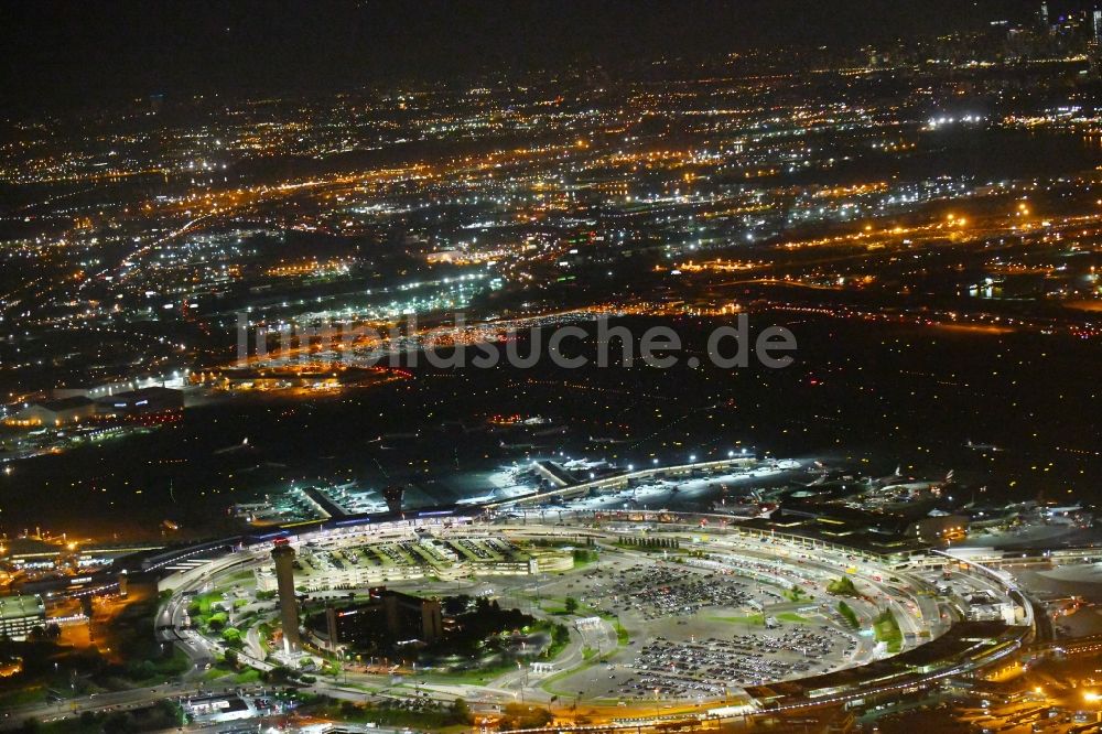 Newark bei Nacht aus der Vogelperspektive: Nachtluftbild Abfertigungs- Gebäude und Terminals auf dem Gelände des Flughafen in Newark in New Jersey, USA