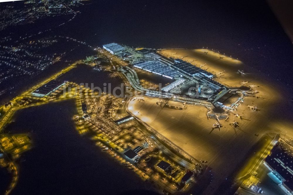 Nacht-Luftaufnahme Köln - Nachtluftbild Abfertigungs- Gebäude und Terminals auf dem Gelände des Flughafen im Ortsteil Porz in Köln im Bundesland Nordrhein-Westfalen, Deutschland