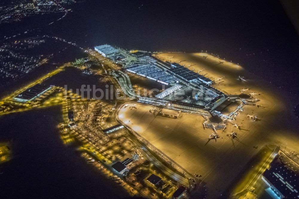 Köln bei Nacht von oben - Nachtluftbild Abfertigungs- Gebäude und Terminals auf dem Gelände des Flughafen im Ortsteil Porz in Köln im Bundesland Nordrhein-Westfalen, Deutschland