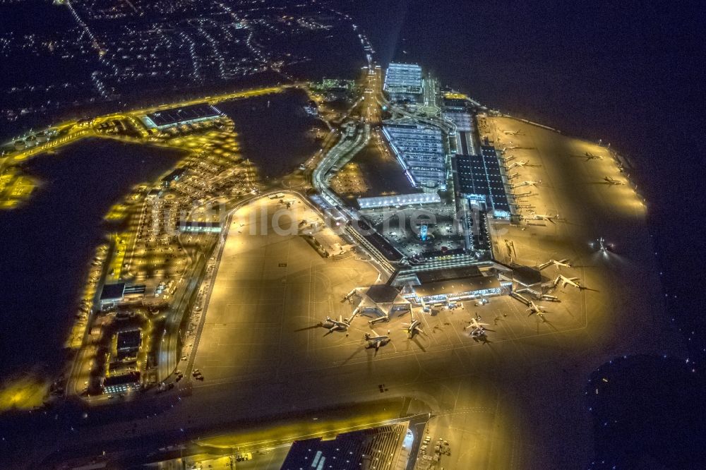 Nacht-Luftaufnahme Köln - Nachtluftbild Abfertigungs- Gebäude und Terminals auf dem Gelände des Flughafen im Ortsteil Porz in Köln im Bundesland Nordrhein-Westfalen, Deutschland