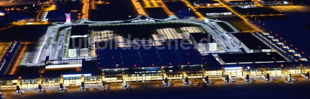 Nacht-Luftaufnahme Schönefeld - Nachtluftbild Abfertigungs- Gebäude und Terminals auf dem Gelände des Flughafen in Schönefeld im Bundesland Brandenburg