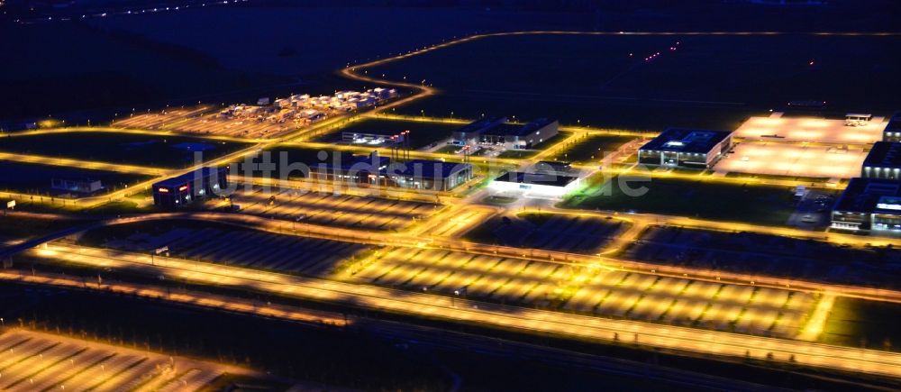 Schönefeld bei Nacht von oben - Nachtluftbild Abfertigungs- Gebäude und Terminals auf dem Gelände des Flughafen in Schönefeld im Bundesland Brandenburg