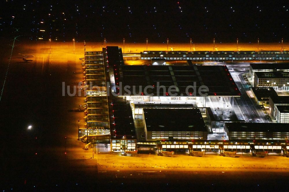 Schönefeld bei Nacht von oben - Nachtluftbild Abfertigungs- Gebäude und Terminals auf dem Gelände des Flughafen in Schönefeld im Bundesland Brandenburg