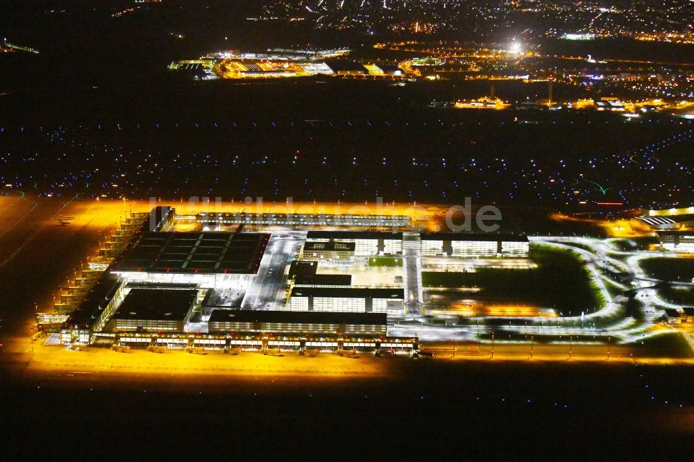 Nacht-Luftaufnahme Schönefeld - Nachtluftbild Abfertigungs- Gebäude und Terminals auf dem Gelände des Flughafen in Schönefeld im Bundesland Brandenburg