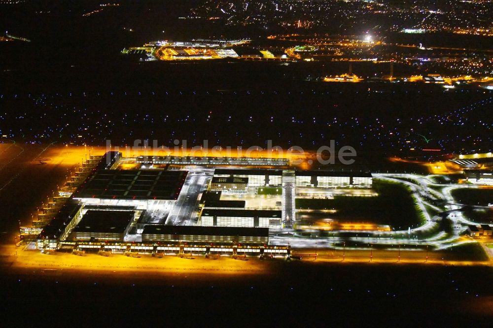 Schönefeld bei Nacht von oben - Nachtluftbild Abfertigungs- Gebäude und Terminals auf dem Gelände des Flughafen in Schönefeld im Bundesland Brandenburg