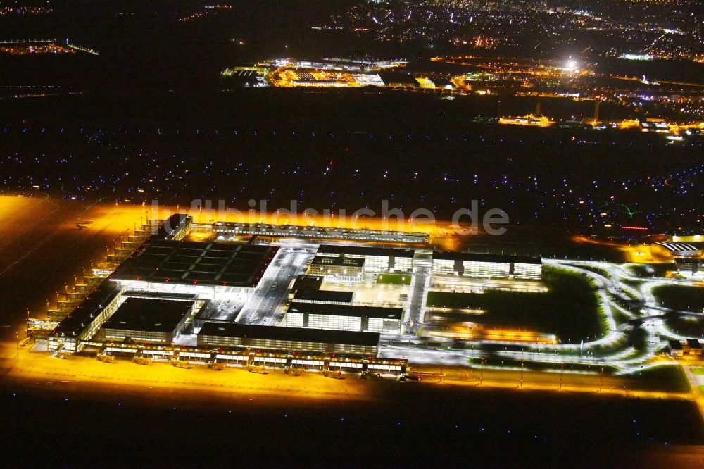 Nachtluftbild Schönefeld - Nachtluftbild Abfertigungs- Gebäude und Terminals auf dem Gelände des Flughafen in Schönefeld im Bundesland Brandenburg