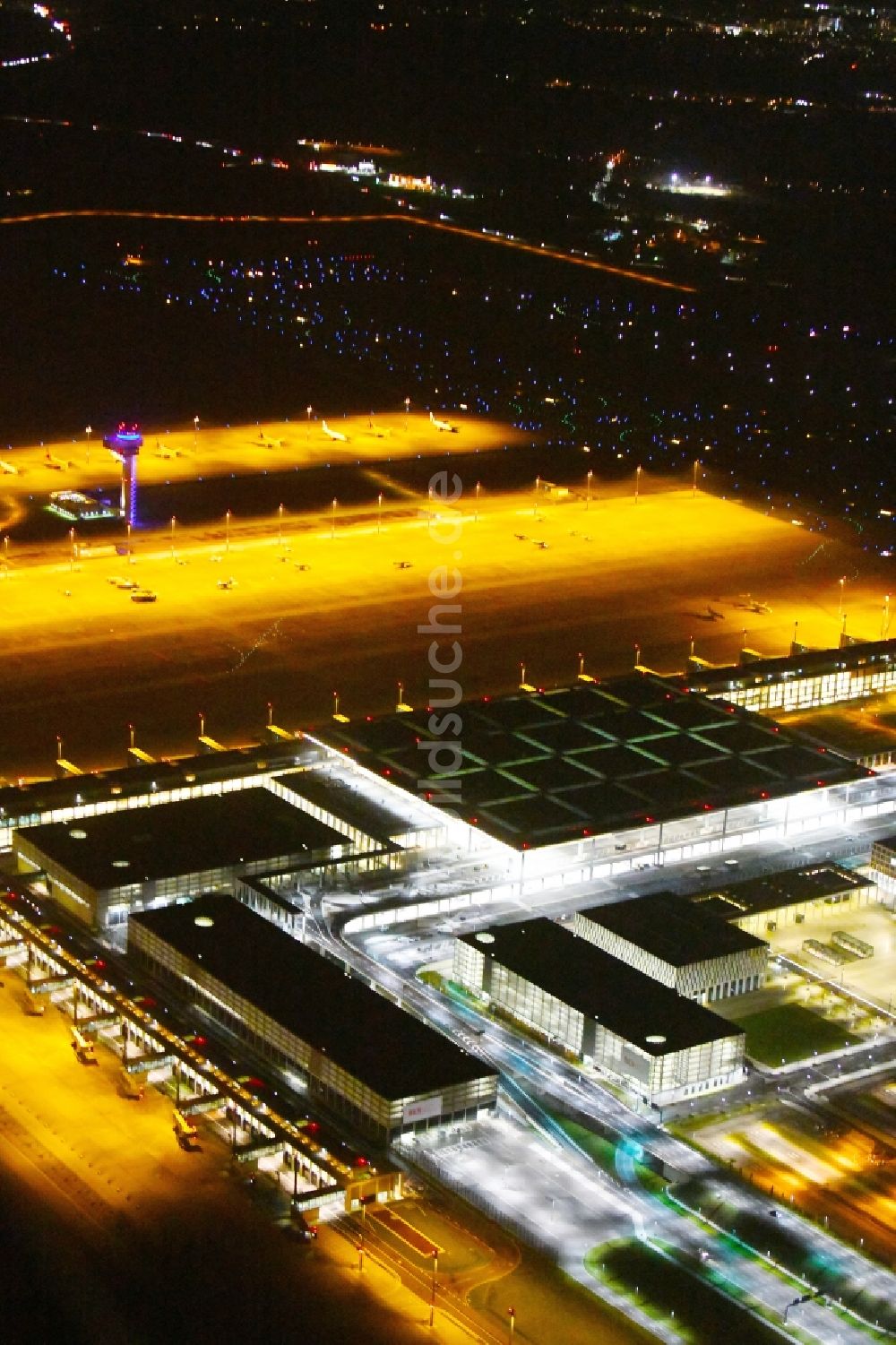 Schönefeld bei Nacht von oben - Nachtluftbild Abfertigungs- Gebäude und Terminals auf dem Gelände des Flughafen in Schönefeld im Bundesland Brandenburg