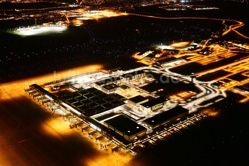 Schönefeld bei Nacht von oben - Nachtluftbild Abfertigungs- Gebäude und Terminals auf dem Gelände des Flughafen in Schönefeld im Bundesland Brandenburg