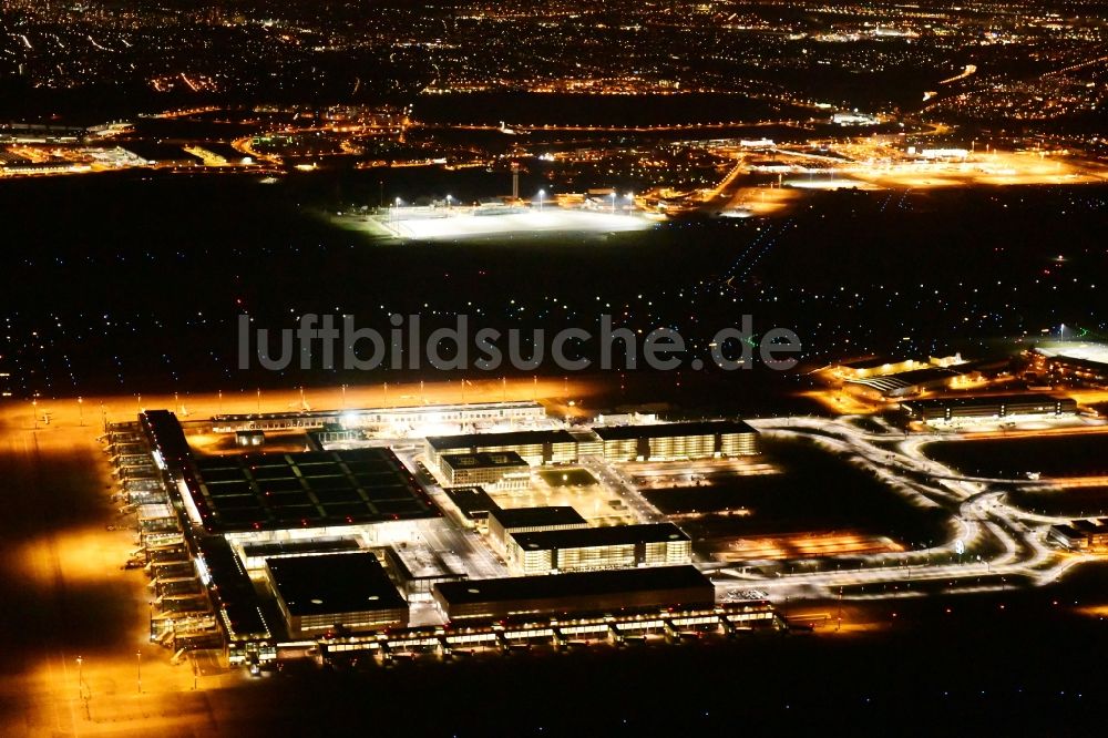 Nachtluftbild Schönefeld - Nachtluftbild Abfertigungs- Gebäude und Terminals auf dem Gelände des Flughafen in Schönefeld im Bundesland Brandenburg