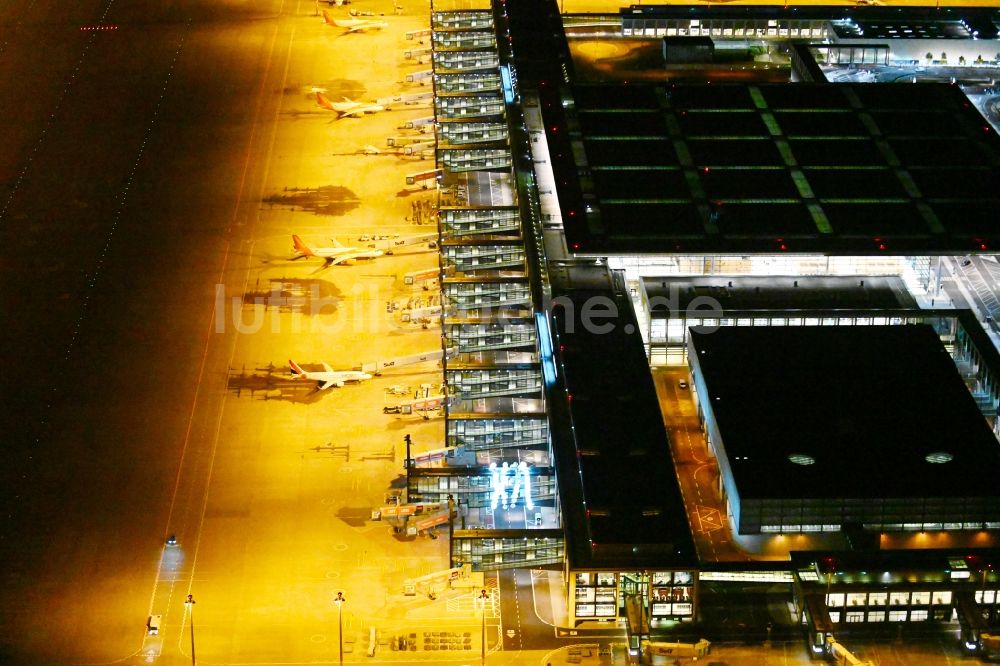 Schönefeld bei Nacht aus der Vogelperspektive: Nachtluftbild Abfertigungs- Gebäude und Terminals auf dem Gelände des Flughafen in Schönefeld im Bundesland Brandenburg