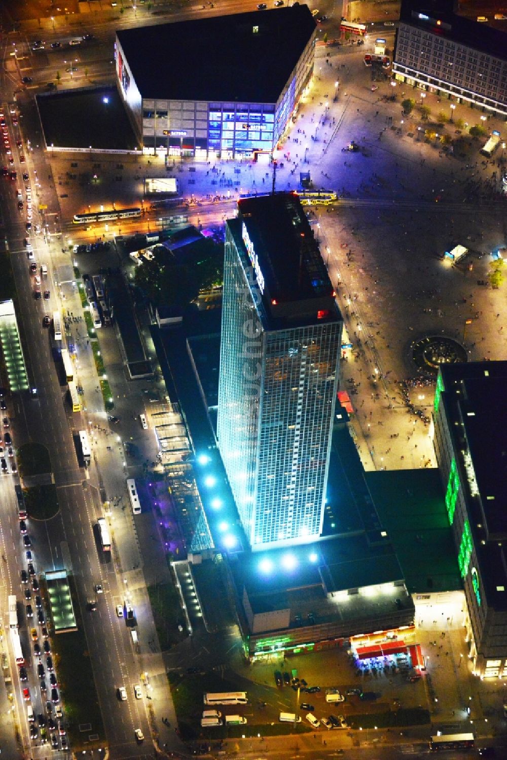 Berlin bei Nacht von oben - Nachtluftbild Alexanderplatz im Stadtzentrum der Hauptstadt Berlin