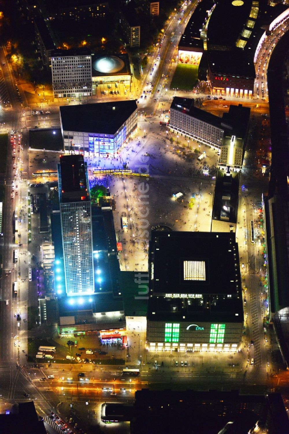 Berlin bei Nacht aus der Vogelperspektive: Nachtluftbild Alexanderplatz im Stadtzentrum der Hauptstadt Berlin