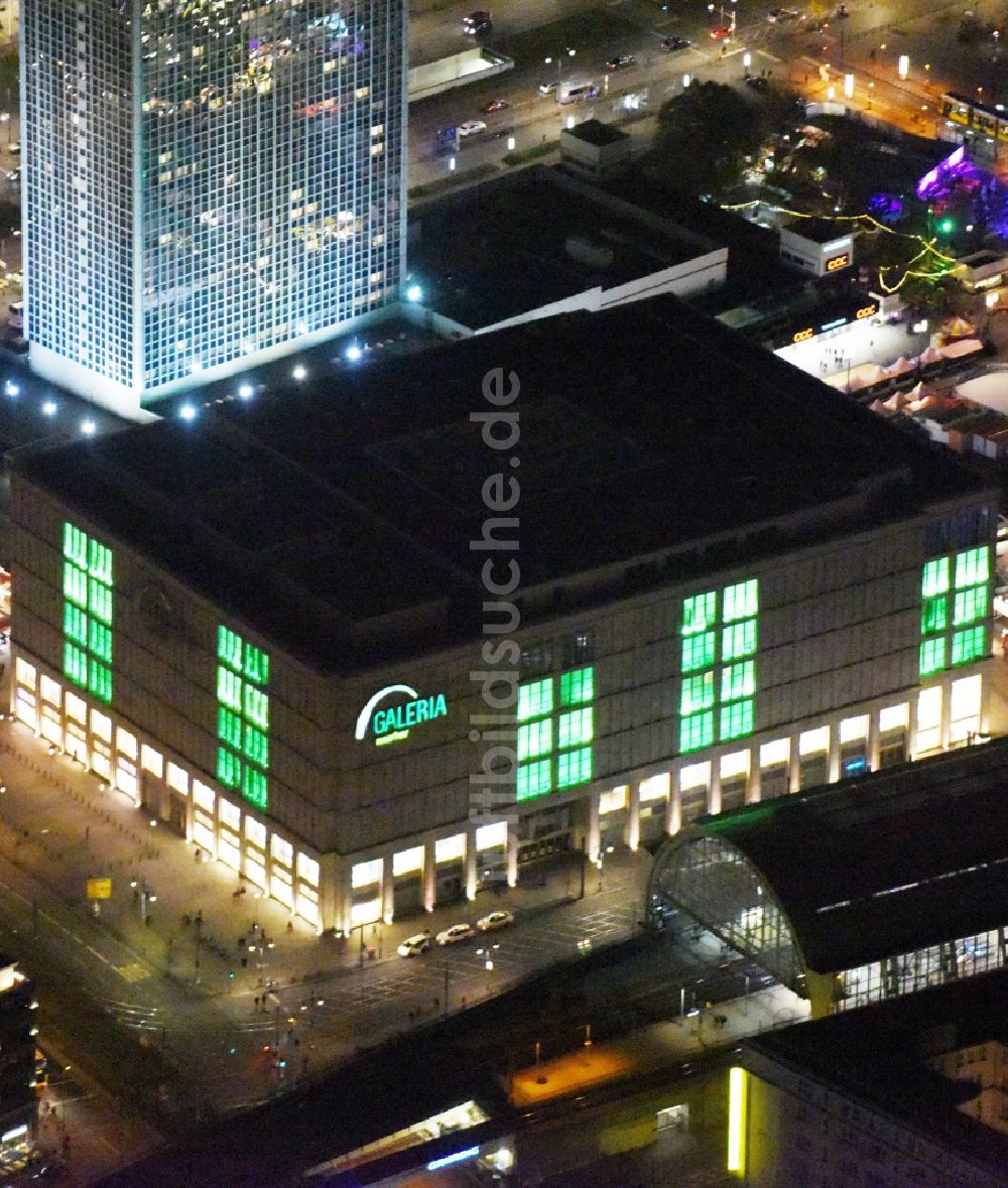 Nacht-Luftaufnahme Berlin - Nachtluftbild Alexanderplatz im Stadtzentrum der Hauptstadt Berlin