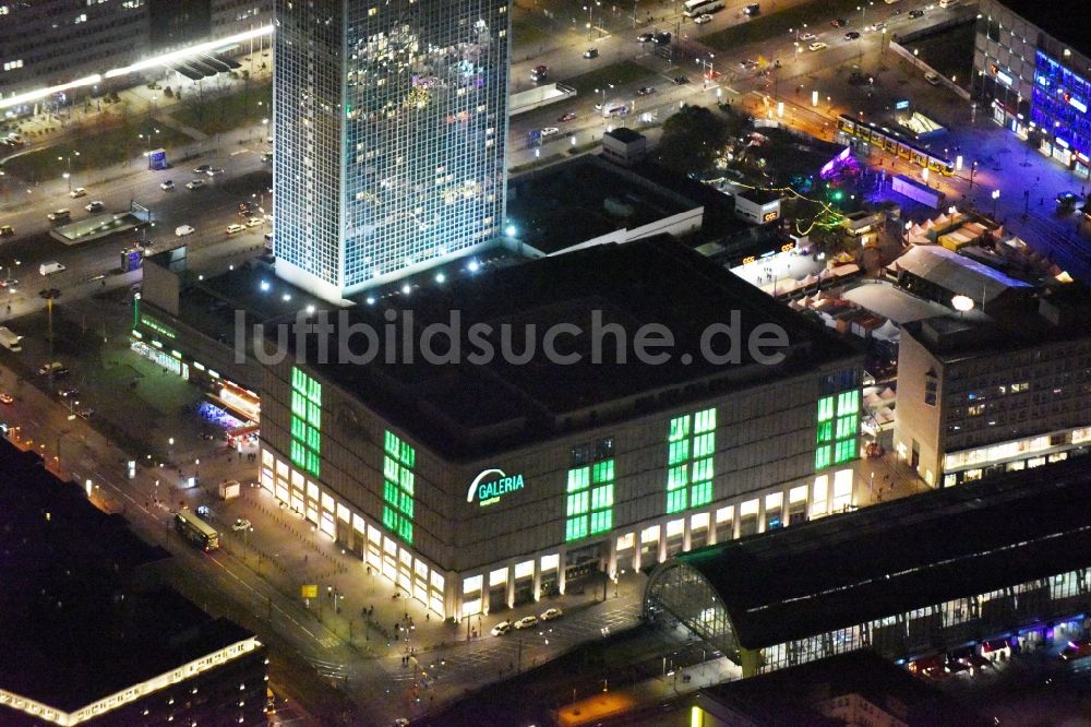 Berlin bei Nacht von oben - Nachtluftbild Alexanderplatz im Stadtzentrum der Hauptstadt Berlin