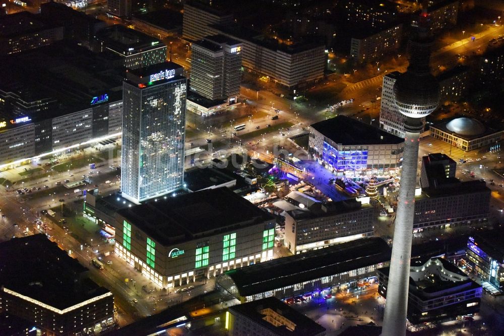 Berlin bei Nacht aus der Vogelperspektive: Nachtluftbild Alexanderplatz im Stadtzentrum der Hauptstadt Berlin