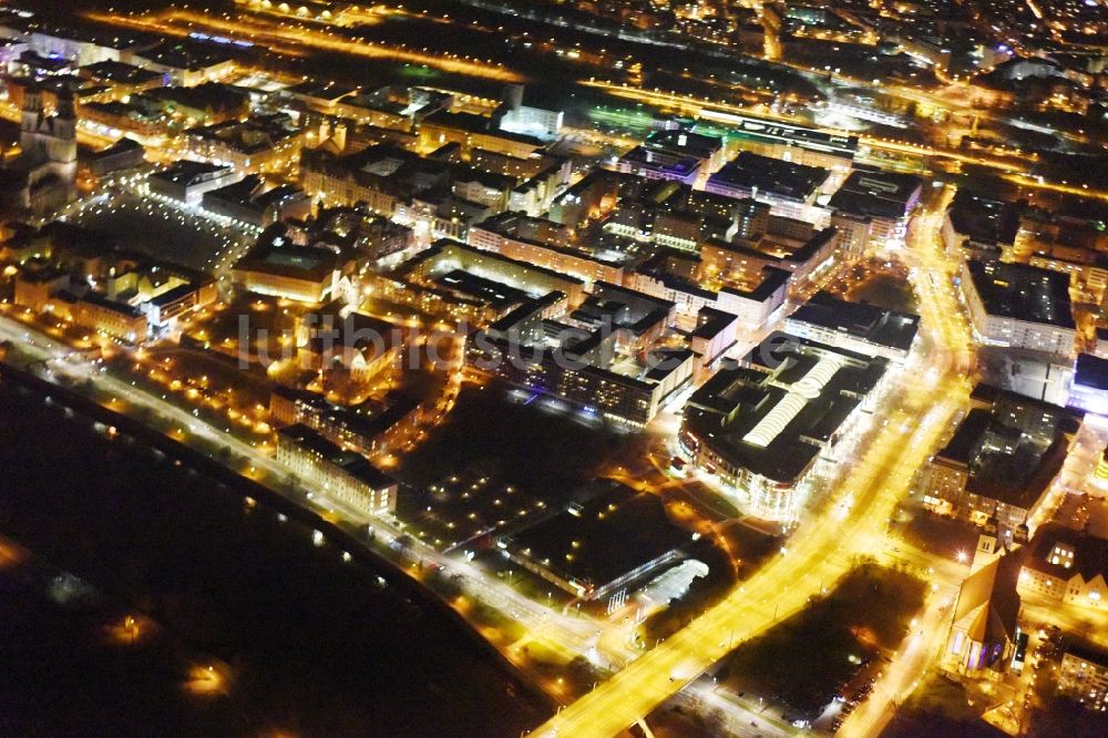 Magdeburg bei Nacht von oben - Nachtluftbild Allee-Center im Ortsteil Altstadt in Magdeburg im Bundesland Sachsen-Anhalt