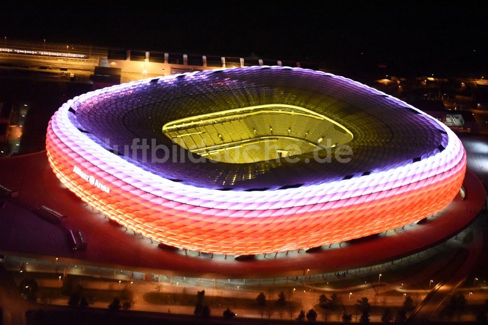 München bei Nacht von oben - Nachtluftbild Allianz Arena in München im Bundesland Bayern