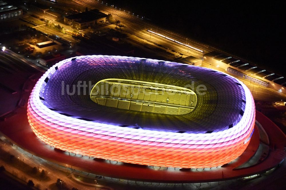 München bei Nacht aus der Vogelperspektive: Nachtluftbild Allianz Arena in München im Bundesland Bayern