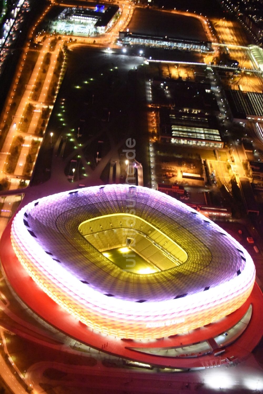 München bei Nacht von oben - Nachtluftbild Allianz Arena in München im Bundesland Bayern