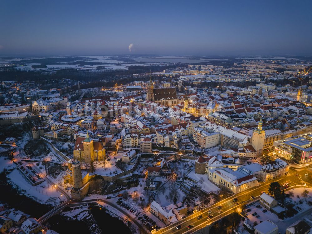 Bautzen bei Nacht von oben - Nachtluftbild Altstadtbereich und Innenstadtzentrum in Bautzen im Bundesland Sachsen, Deutschland