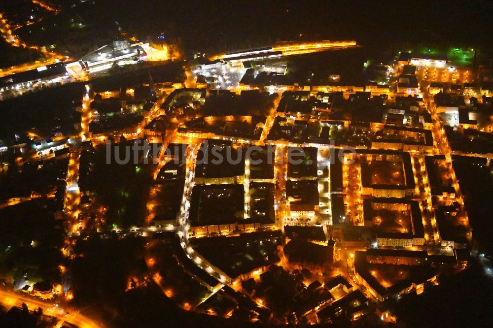 Bernau bei Nacht aus der Vogelperspektive: Nachtluftbild Altstadtbereich und Innenstadtzentrum in Bernau im Bundesland Brandenburg, Deutschland