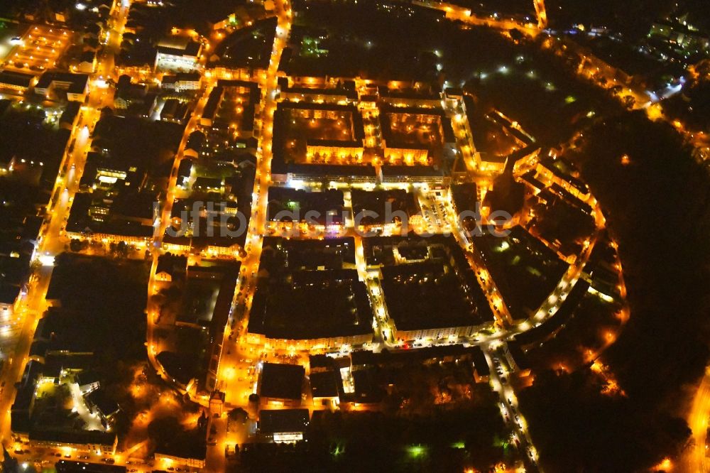 Bernau bei Nacht von oben - Nachtluftbild Altstadtbereich und Innenstadtzentrum in Bernau im Bundesland Brandenburg, Deutschland