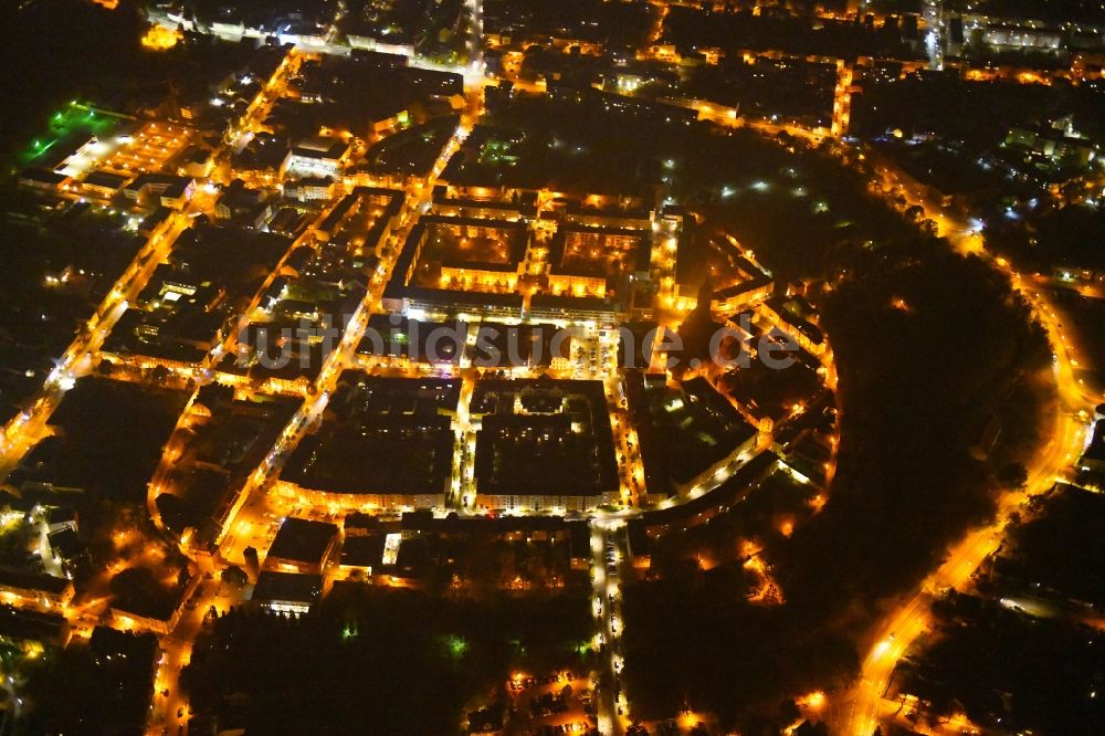 Bernau bei Nacht aus der Vogelperspektive: Nachtluftbild Altstadtbereich und Innenstadtzentrum in Bernau im Bundesland Brandenburg, Deutschland