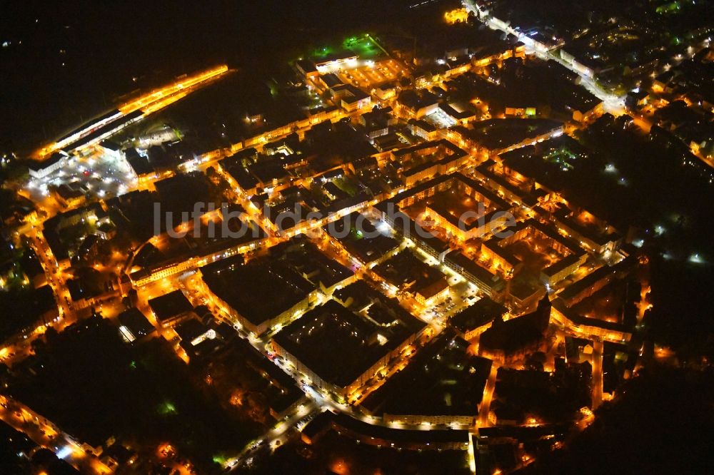 Nachtluftbild Bernau - Nachtluftbild Altstadtbereich und Innenstadtzentrum in Bernau im Bundesland Brandenburg, Deutschland