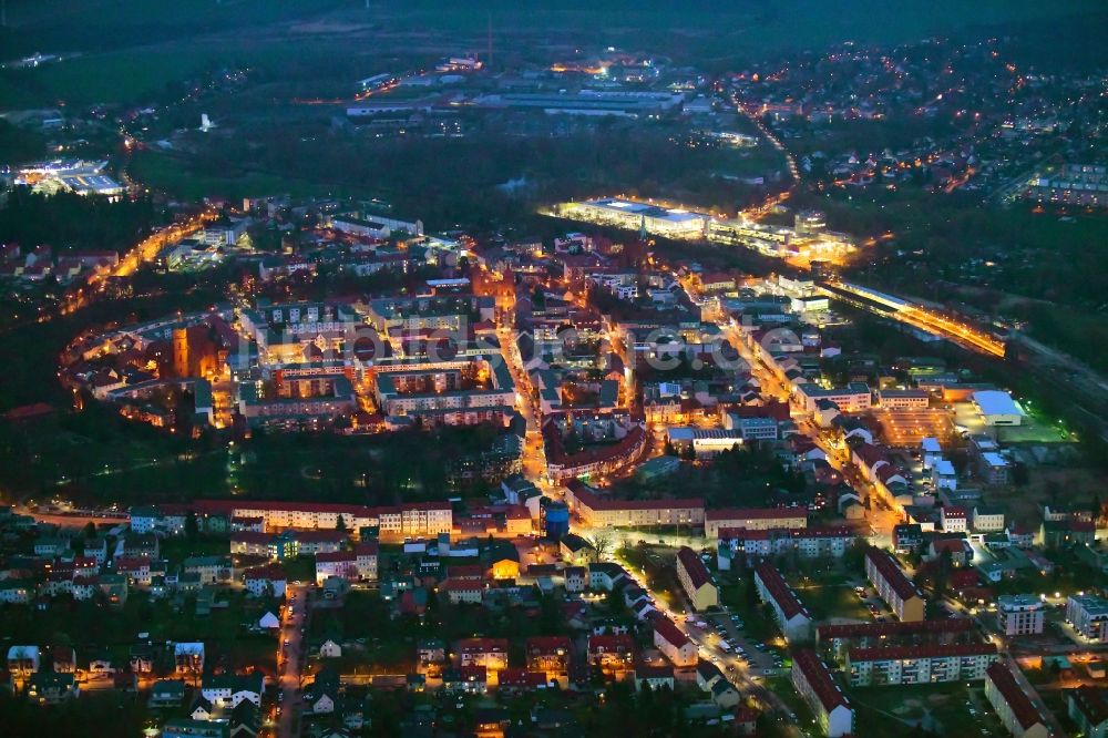 Bernau bei Nacht von oben - Nachtluftbild Altstadtbereich und Innenstadtzentrum in Bernau im Bundesland Brandenburg, Deutschland