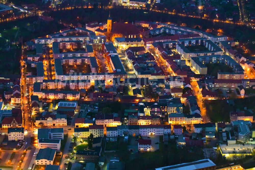 Bernau bei Nacht aus der Vogelperspektive: Nachtluftbild Altstadtbereich und Innenstadtzentrum in Bernau im Bundesland Brandenburg, Deutschland