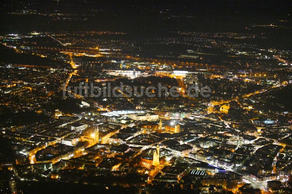 Nacht-Luftaufnahme Braunschweig - Nachtluftbild Altstadtbereich und Innenstadtzentrum in Braunschweig im Bundesland Niedersachsen, Deutschland