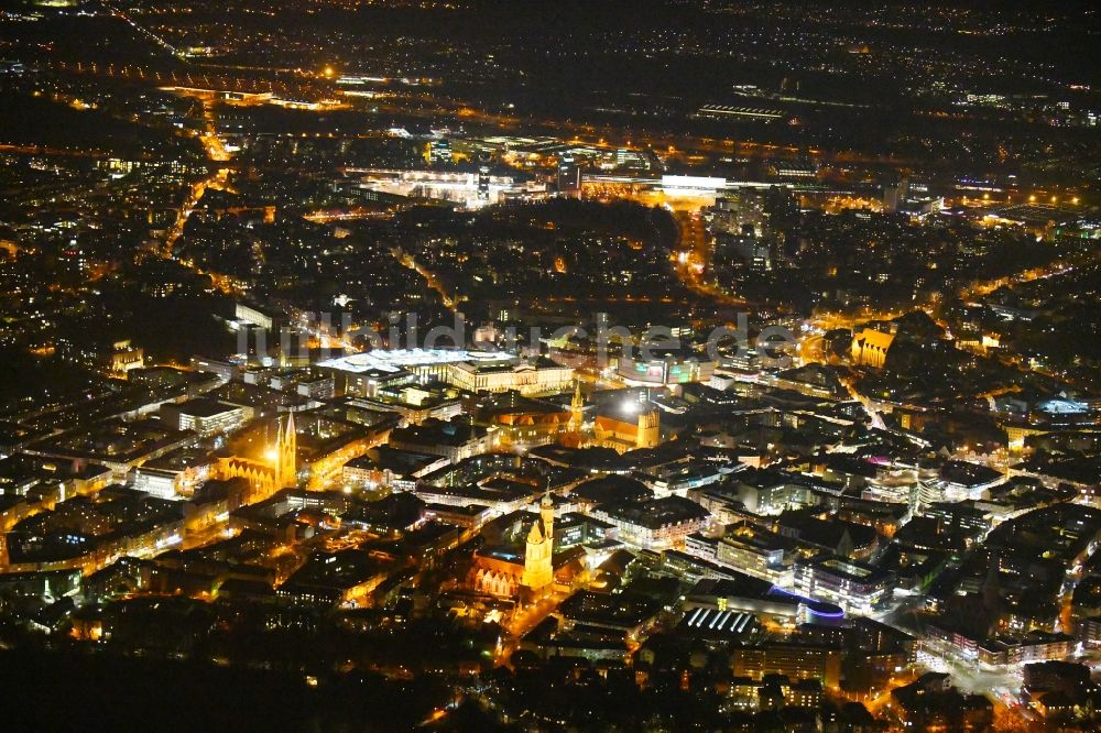 Braunschweig bei Nacht von oben - Nachtluftbild Altstadtbereich und Innenstadtzentrum in Braunschweig im Bundesland Niedersachsen, Deutschland