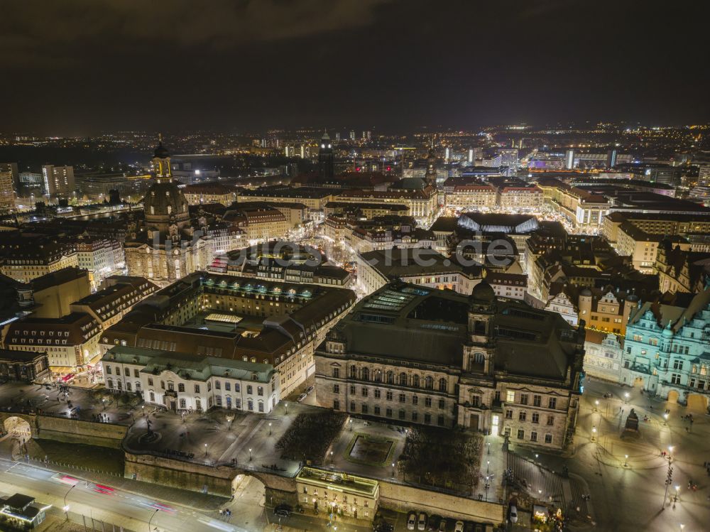 Nacht-Luftaufnahme Dresden - Nachtluftbild Altstadtbereich und Innenstadtzentrum in Dresden im Bundesland Sachsen, Deutschland