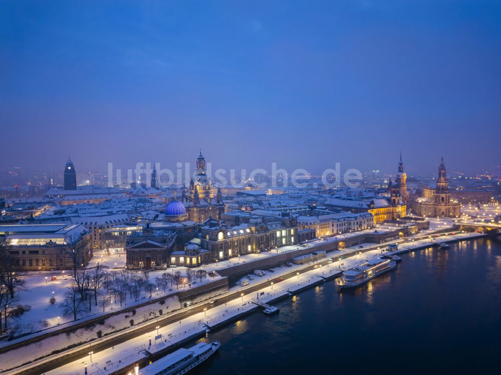 Dresden bei Nacht von oben - Nachtluftbild Altstadtbereich und Innenstadtzentrum in Dresden im Bundesland Sachsen, Deutschland