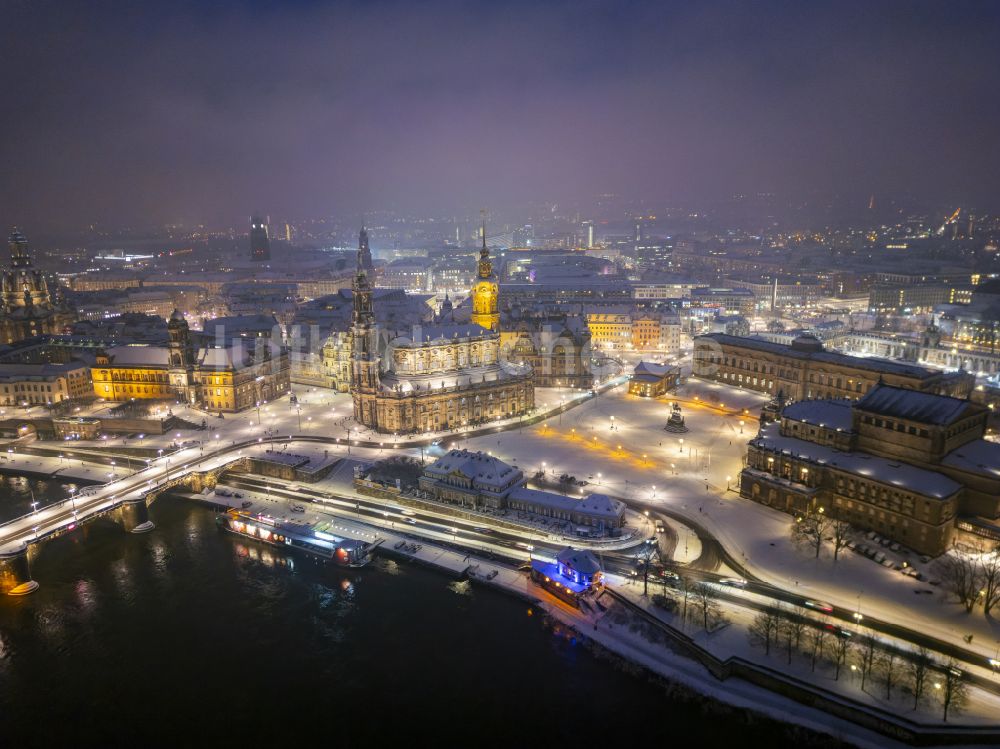 Nacht-Luftaufnahme Dresden - Nachtluftbild Altstadtbereich und Innenstadtzentrum in Dresden im Bundesland Sachsen, Deutschland