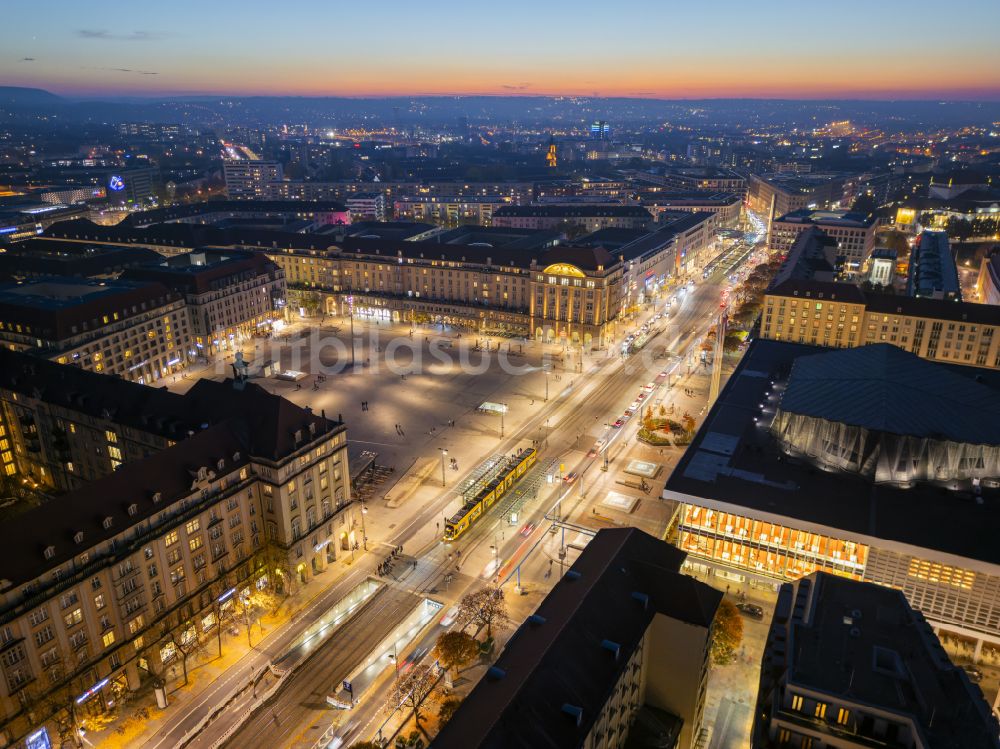 Nacht-Luftaufnahme Dresden - Nachtluftbild Altstadtbereich und Innenstadtzentrum in Dresden im Bundesland Sachsen, Deutschland