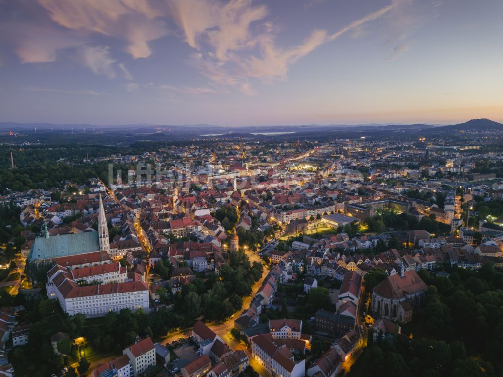 Görlitz bei Nacht von oben - Nachtluftbild Altstadtbereich und Innenstadtzentrum in Görlitz im Bundesland Sachsen, Deutschland