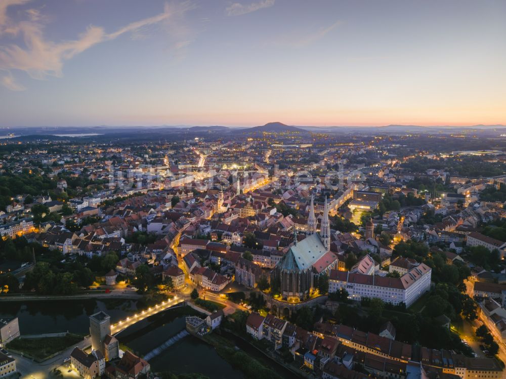 Görlitz bei Nacht aus der Vogelperspektive: Nachtluftbild Altstadtbereich und Innenstadtzentrum in Görlitz im Bundesland Sachsen, Deutschland