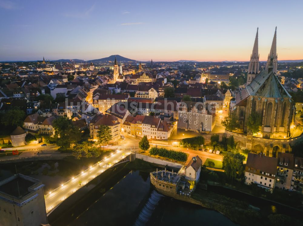 Görlitz bei Nacht aus der Vogelperspektive: Nachtluftbild Altstadtbereich und Innenstadtzentrum in Görlitz im Bundesland Sachsen, Deutschland