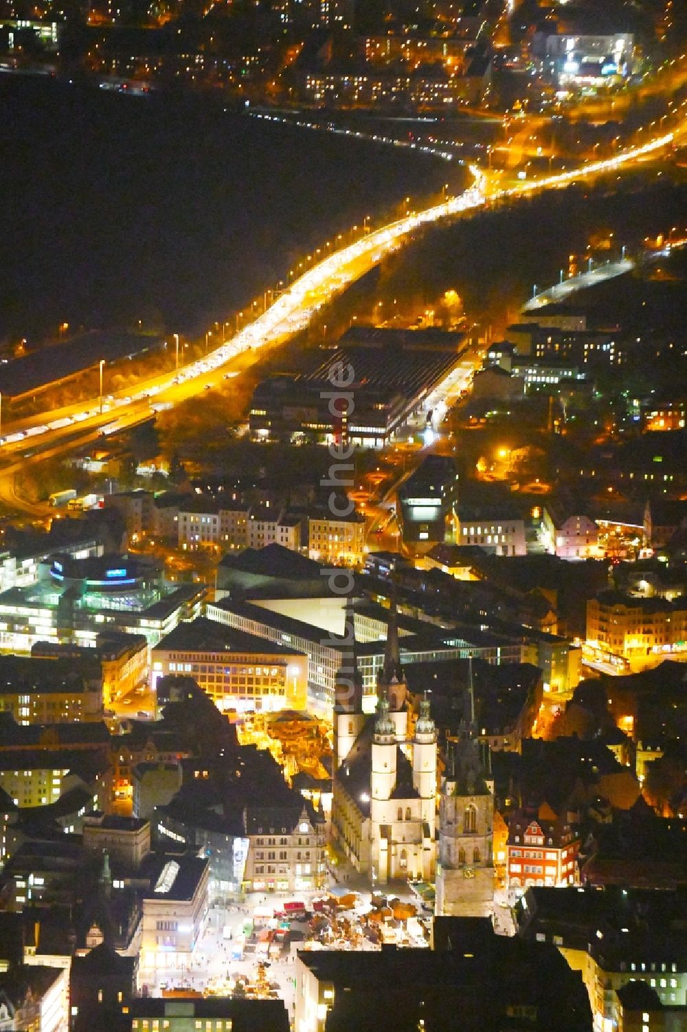 Halle (Saale) bei Nacht aus der Vogelperspektive: Nachtluftbild Altstadtbereich und Innenstadtzentrum in Halle (Saale) im Bundesland Sachsen-Anhalt, Deutschland