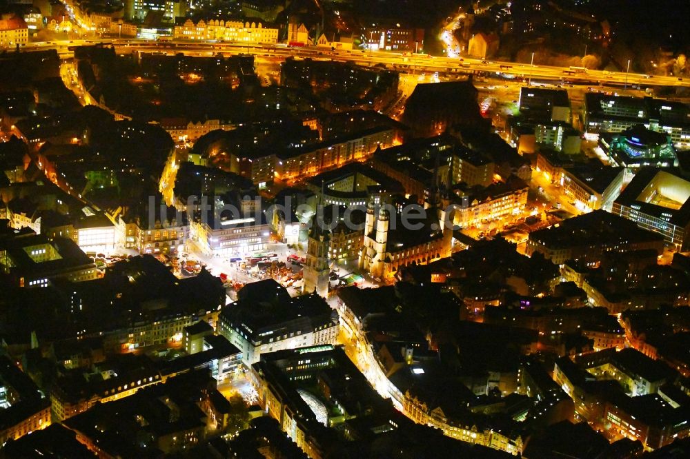 Halle (Saale) bei Nacht von oben - Nachtluftbild Altstadtbereich und Innenstadtzentrum in Halle (Saale) im Bundesland Sachsen-Anhalt, Deutschland