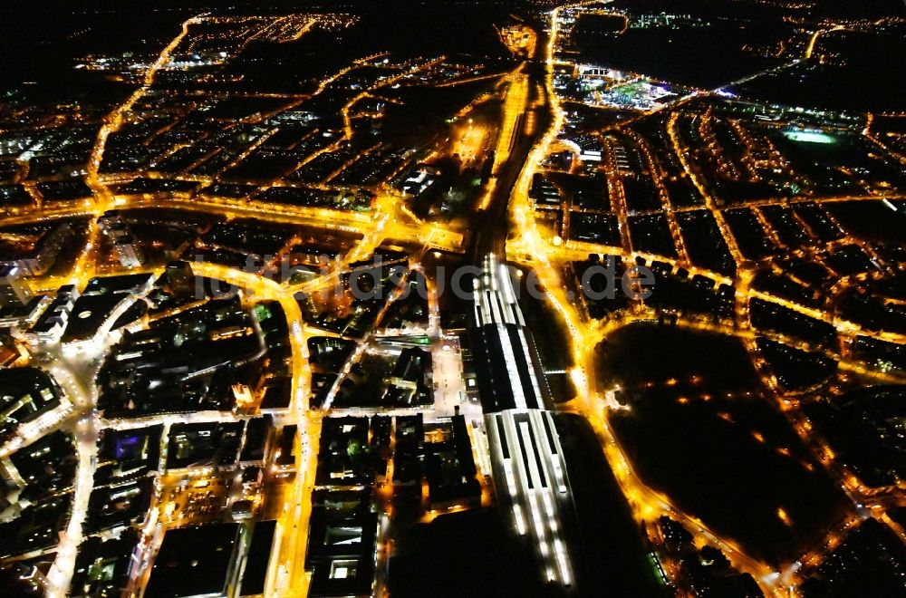 Erfurt bei Nacht von oben - Nachtluftbild Altstadtbereich und Innenstadtzentrum am Hauptbahnhof in Erfurt im Bundesland Thüringen, Deutschland