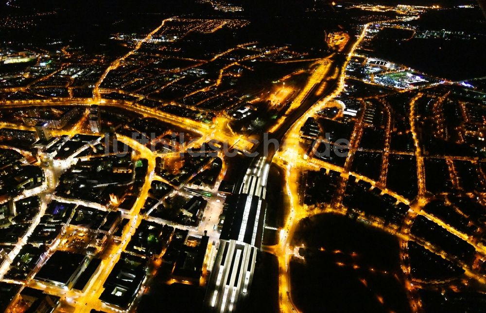 Erfurt bei Nacht aus der Vogelperspektive: Nachtluftbild Altstadtbereich und Innenstadtzentrum am Hauptbahnhof in Erfurt im Bundesland Thüringen, Deutschland