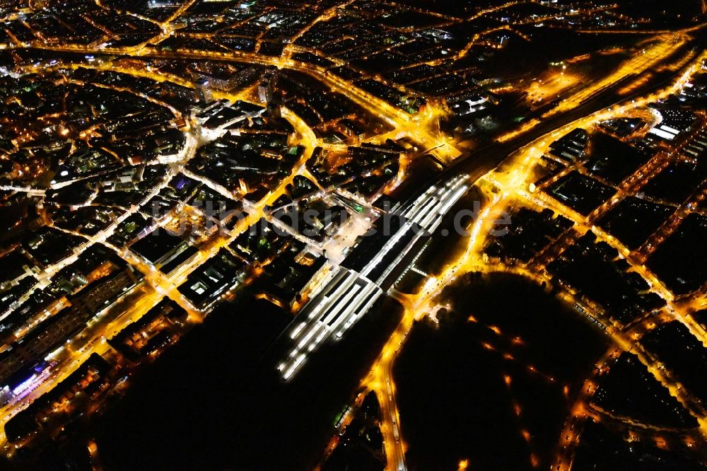 Nachtluftbild Erfurt - Nachtluftbild Altstadtbereich und Innenstadtzentrum am Hauptbahnhof in Erfurt im Bundesland Thüringen, Deutschland