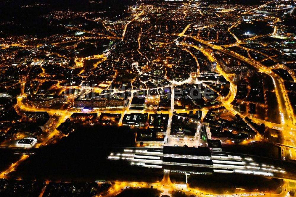 Nacht-Luftaufnahme Erfurt - Nachtluftbild Altstadtbereich und Innenstadtzentrum am Hauptbahnhof in Erfurt im Bundesland Thüringen, Deutschland