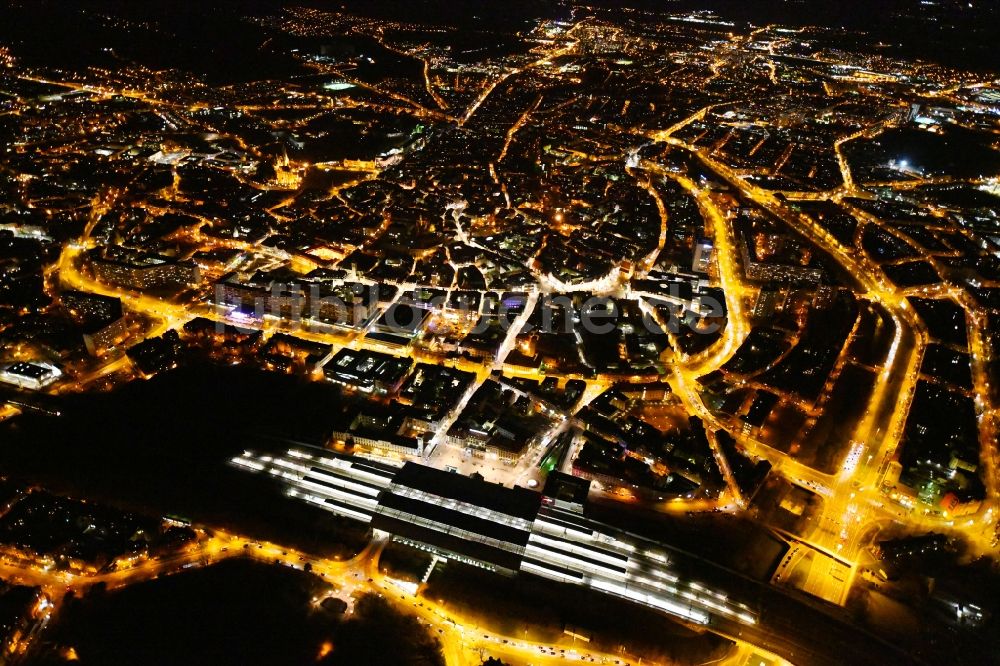 Erfurt bei Nacht von oben - Nachtluftbild Altstadtbereich und Innenstadtzentrum am Hauptbahnhof in Erfurt im Bundesland Thüringen, Deutschland