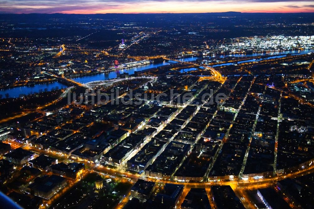 Mannheim bei Nacht aus der Vogelperspektive: Nachtluftbild Altstadtbereich und Innenstadtzentrum in Mannheim im Bundesland Baden-Württemberg, Deutschland