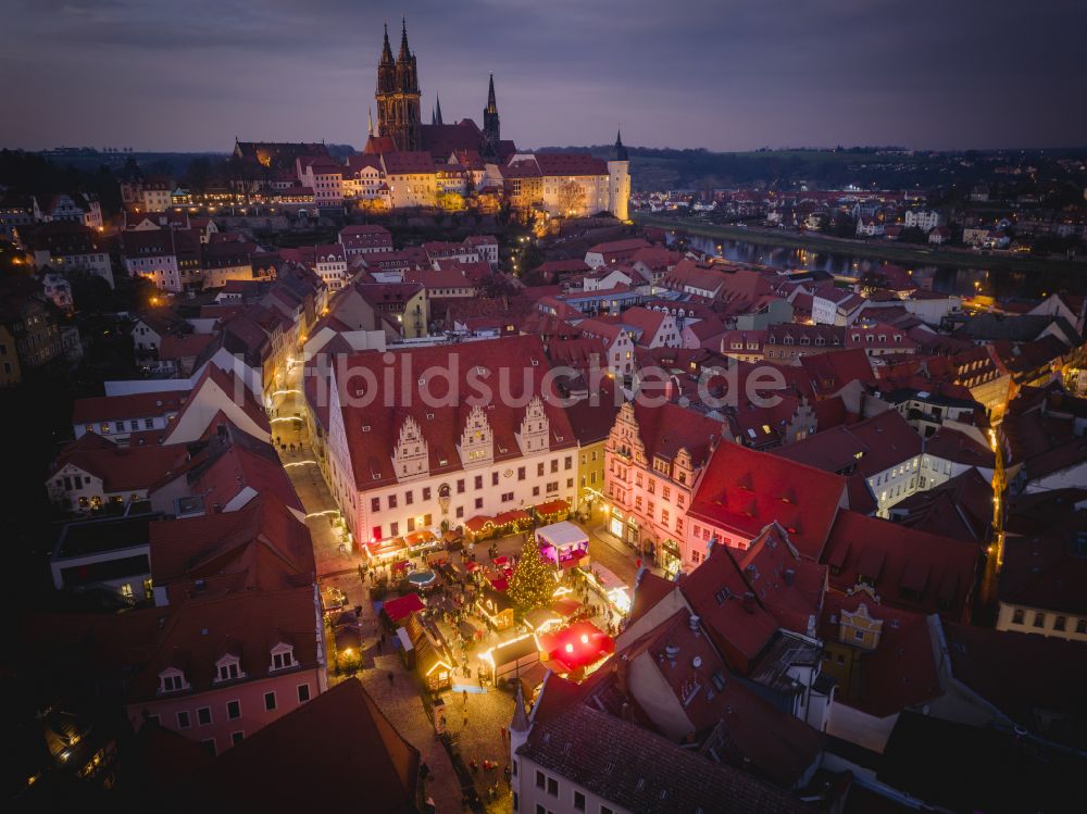 Meißen bei Nacht aus der Vogelperspektive: Nachtluftbild Altstadtbereich und Innenstadtzentrum in Meißen im Bundesland Sachsen, Deutschland